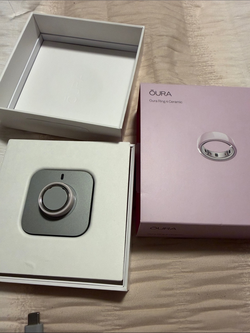 Oura Ring 4 Ceramic Smart Ring - petal size 8 - Picture 3 of 6